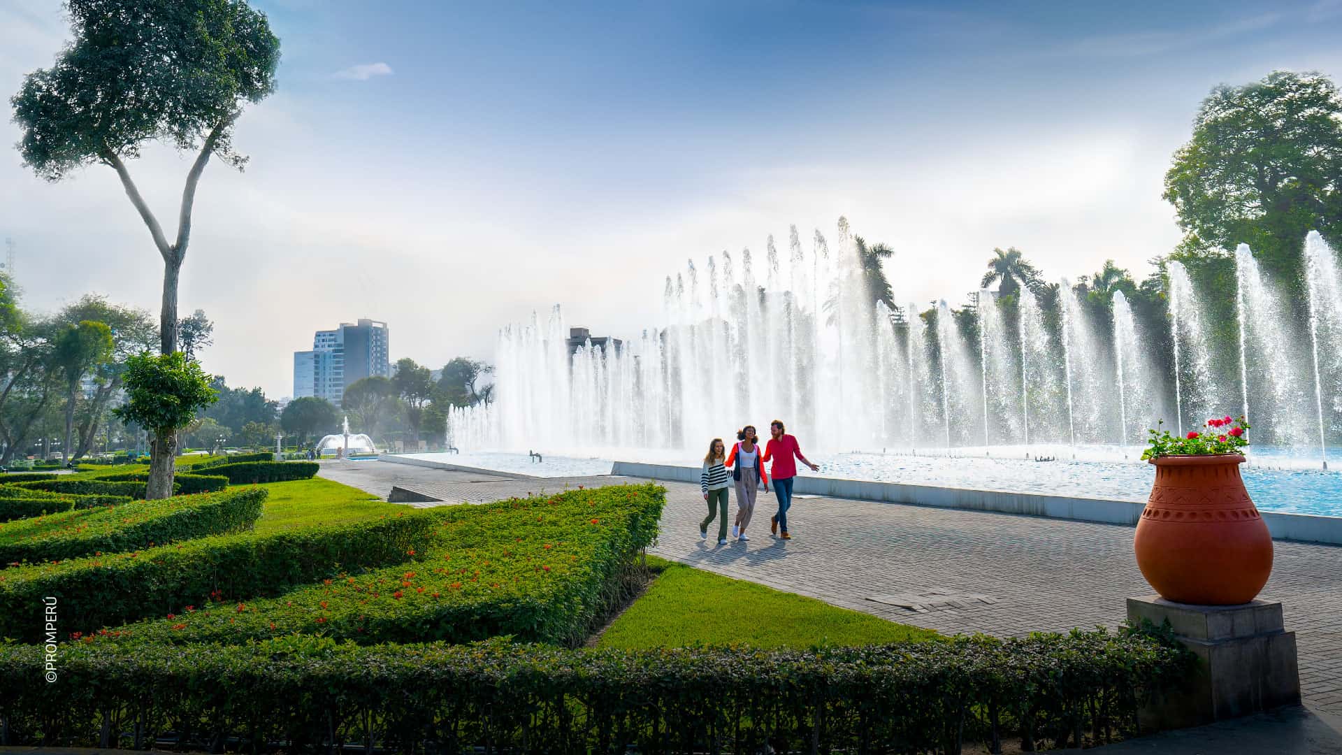 Touristen im Circuito Mágico del Agua