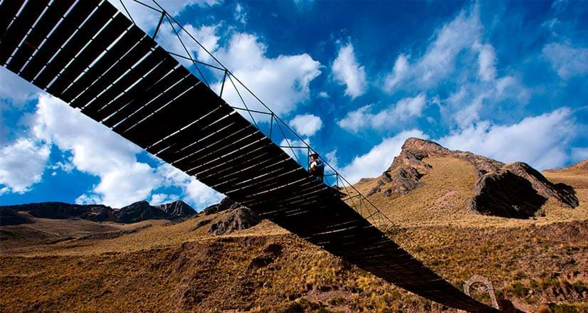 Puente colgante en el Colca