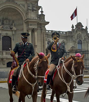 Troca de guarda na Praça de Armas em Lima