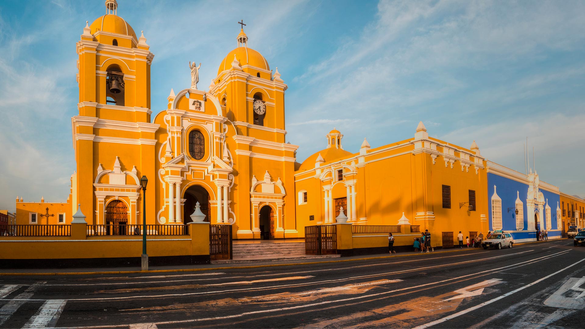 City tour of the historic center of Trujillo