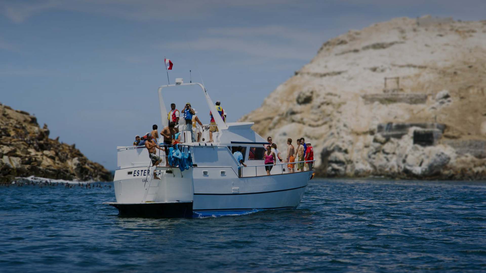 Disfruta la experiencia de pasear en yate por las Islas del Callao